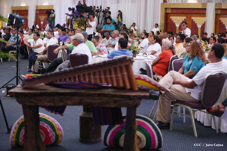 Presidente Daniel Ortega y Compa&ntilde;era Rosario Murillo con trabajadores y trabajadoras de Nicaragua